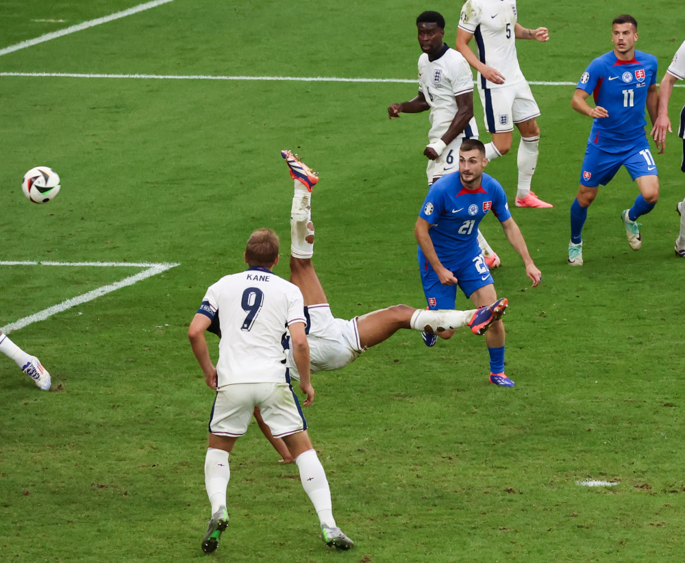 凯恩在瑞士队比赛中挺进下一轮，回归赛场引发热议！